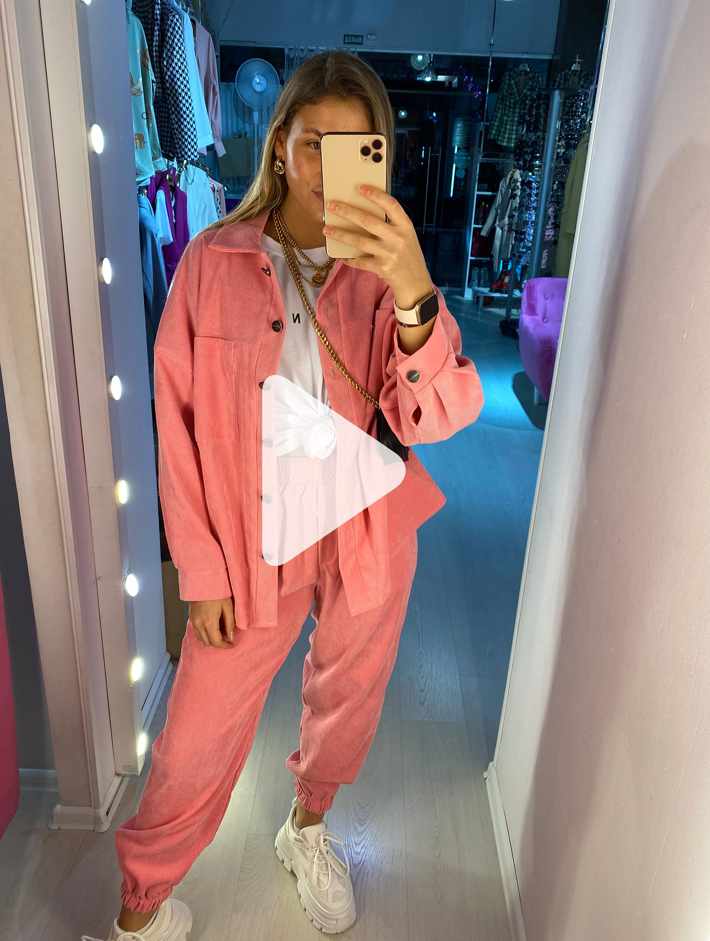 девушка в зеркале